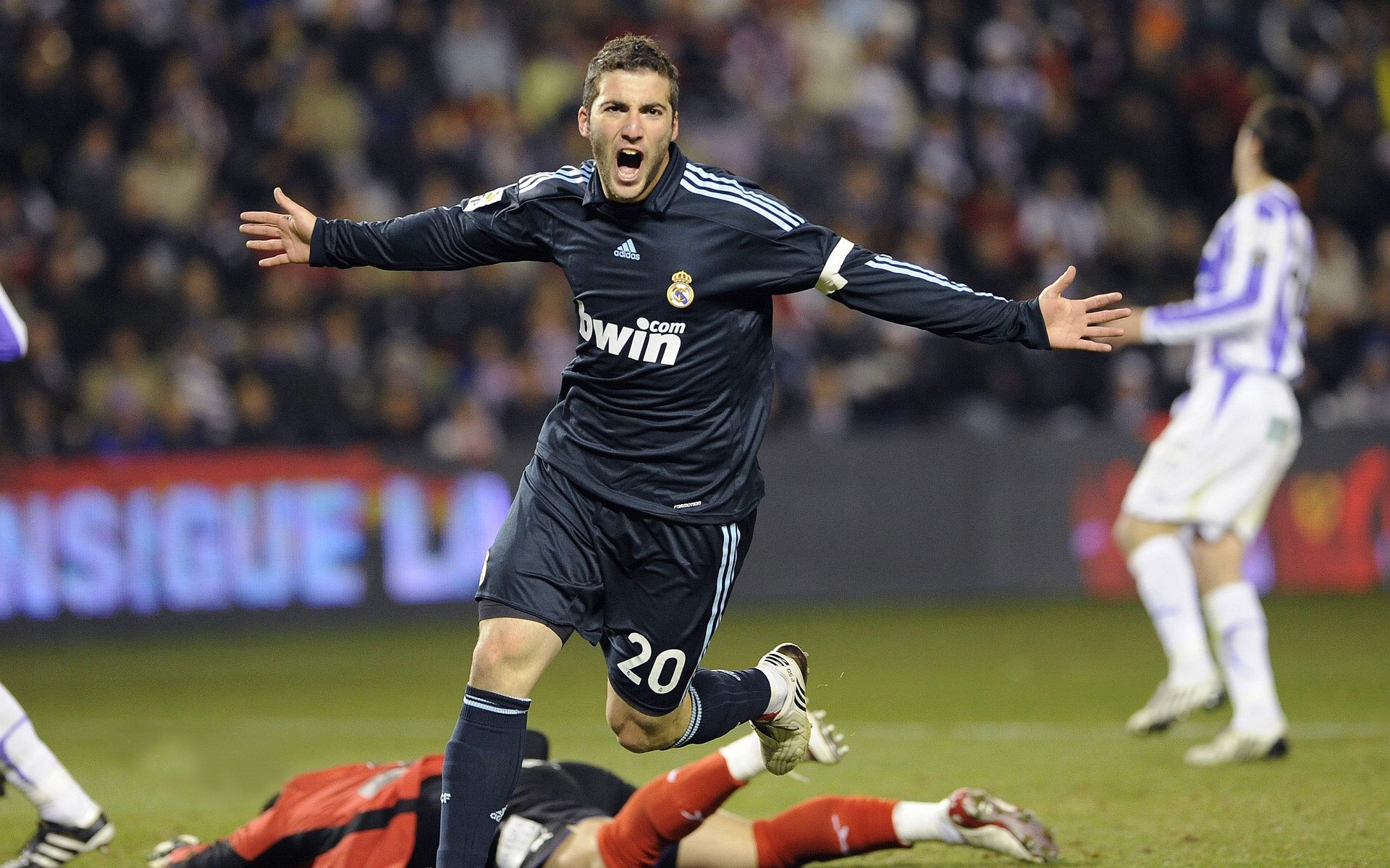 拜仁鏖战莱比锡红牛，阿劳霍成为关键先生，一块顽石如何改变了战局