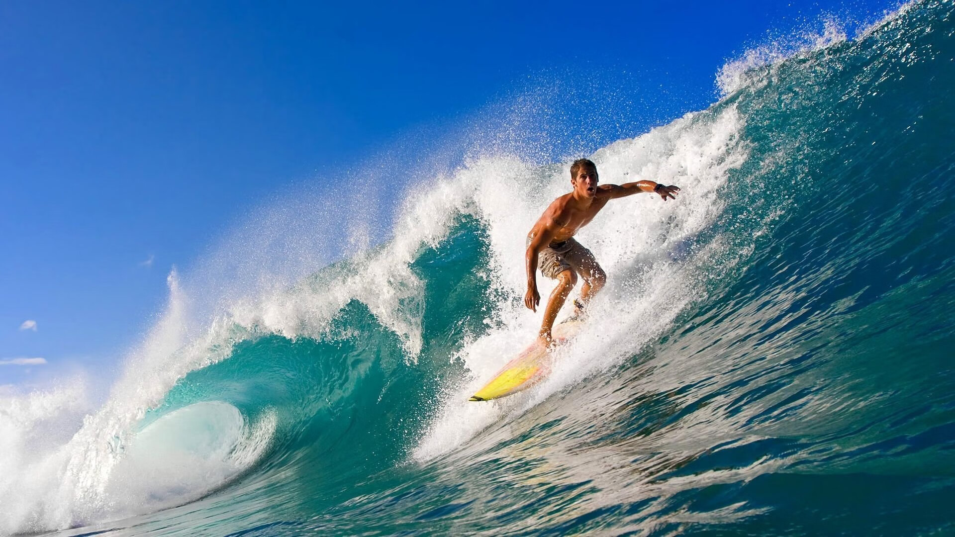 F1新赛季揭幕战之夜，霍勒迪状态火热点燃赛道